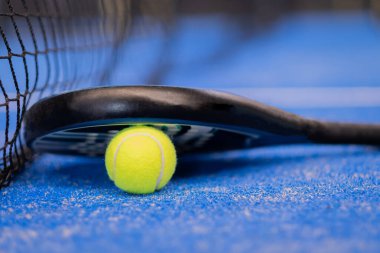 Padel veya tenis raketi ve topu kapat