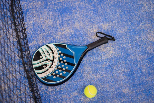 Cerca Padel Raqueta Tenis Pelotas — Foto de Stock