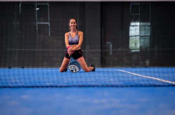 Padel Tenis Kortunda Oynayan Güzel Bir Kadının Portresi — Stok fotoğraf