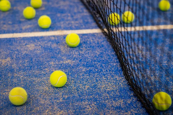 Pelota Tenis Suelo Después Partido Pelotas Padel Pelotas Tenis Amarillas — Foto de Stock