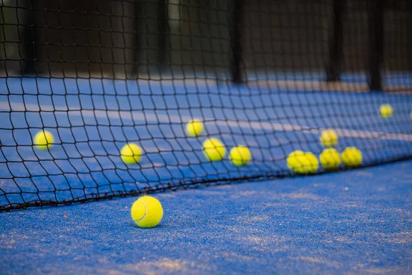 Pelota Tenis Suelo Después Partido Pelotas Padel Pelotas Tenis Amarillas — Foto de Stock