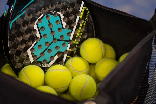 Cesta Pelotas Una Pista Tenis Padle — Foto de Stock