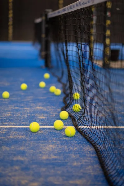 Pelota Tenis Suelo Después Partido Pelotas Padel Pelotas Tenis Amarillas — Foto de Stock