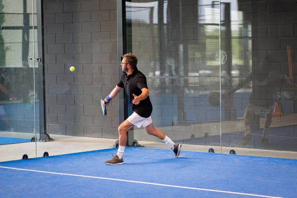 Hombre Jugando Padel Una Pista Padel Hierba Azul Interior Joven — Foto de Stock