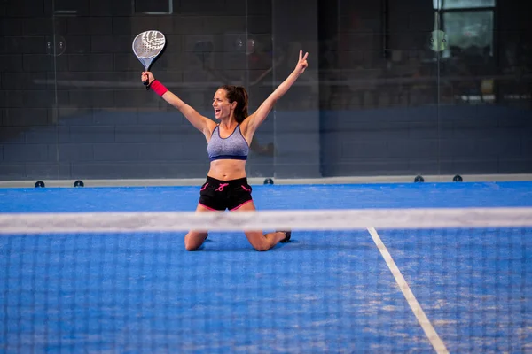 Çerideki Padel Tenis Kortunda Sevinen Güzel Genç Bir Wimmer Kızının — Stok fotoğraf