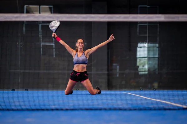 Çerideki Padel Tenis Kortunda Sevinen Güzel Genç Bir Wimmer Kızının — Stok fotoğraf