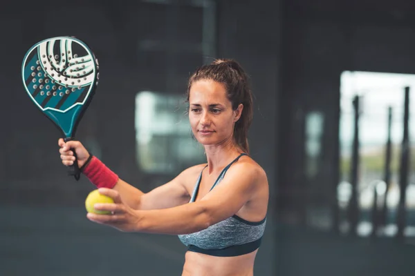 Padel Tenisista Gotowy Wykonania Usługi — Zdjęcie stockowe