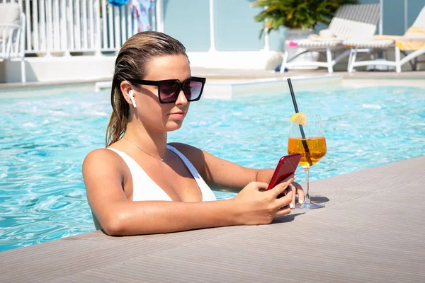 Adolescente Videocalling Avec Téléphone Intelligent Rouge Tout Baignant Dans Piscine — Photo