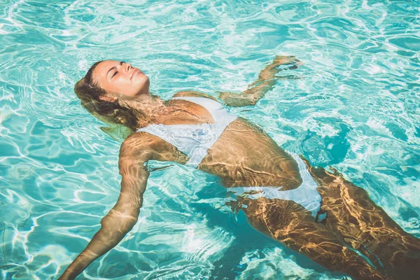 Belle Fille Nage Dans Piscine Avec Ventre Vers Haut Jeune — Photo