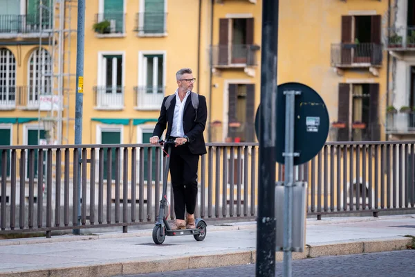 Knappe Zakenman Pak Rijdt Een Elektrische Scooter Terwijl Hij Pendelt — Stockfoto