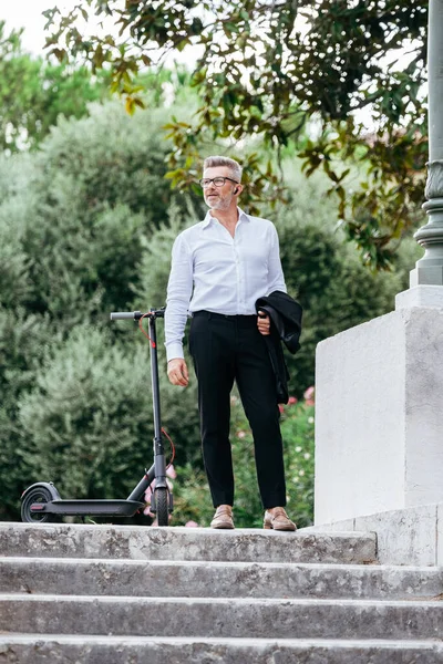 Portret Van Zakenman Met Elektrische Scooter Jasje Oortjes Tijdens Het — Stockfoto