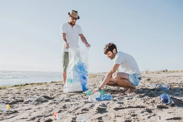 Sekelompok Teman Aktivis Mengumpulkan Sampah Plastik Pantai Orang Orang Membersihkan — Stok Foto
