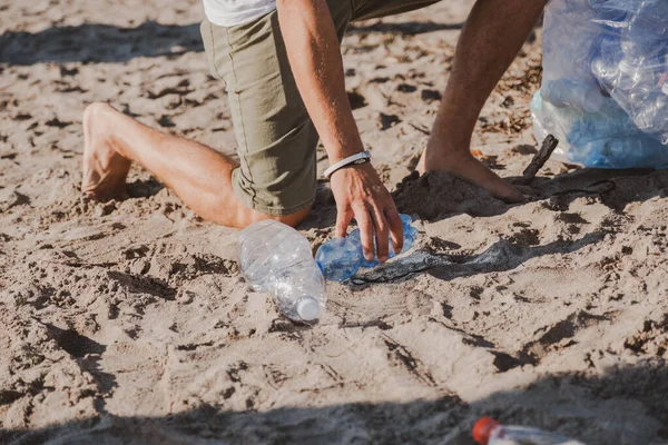 Anak Muda Mengumpulkan Botol Plastik Dan Membersihkan Konsep Sukarelawan Pantai — Stok Foto
