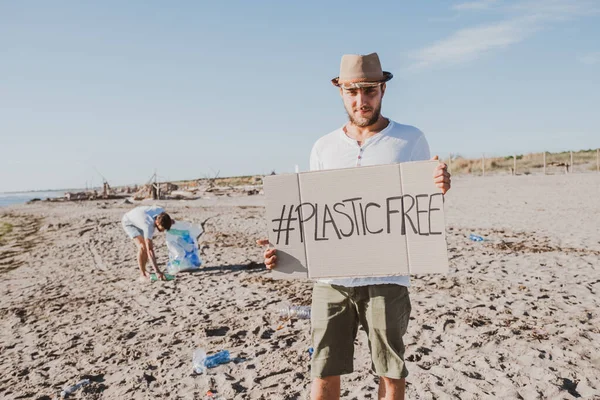 Sekelompok Teman Aktivis Mengumpulkan Sampah Plastik Pantai Orang Orang Membersihkan — Stok Foto