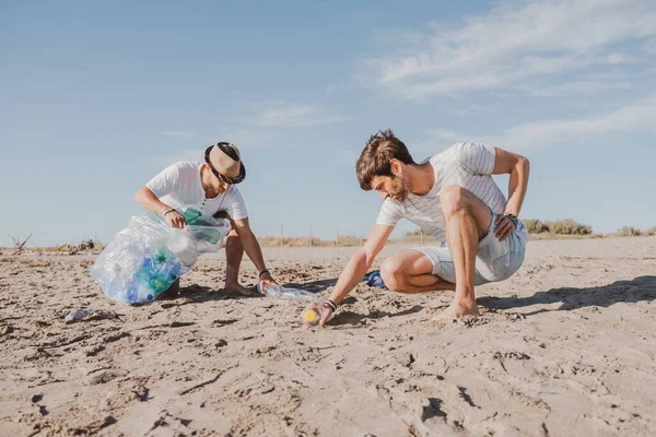 Sekelompok Teman Aktivis Mengumpulkan Sampah Plastik Pantai Orang Orang Membersihkan — Stok Foto