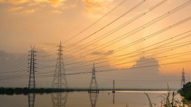 Sunrise / Sunset 'te yüksek voltajlı elektrik hatları. Mumbai 'de elektrik dağıtım istasyonu..