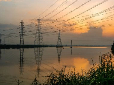 Sunrise / Sunset 'te yüksek voltajlı elektrik hatları. Mumbai 'de elektrik dağıtım istasyonu..
