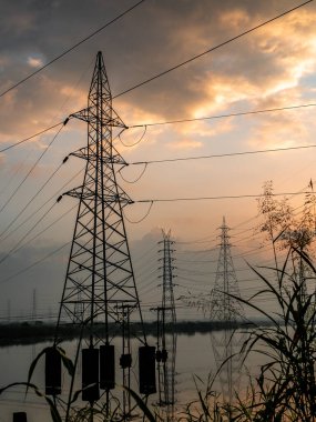 Sunrise / Sunset 'te yüksek voltajlı elektrik hatları. Mumbai 'de elektrik dağıtım istasyonu..