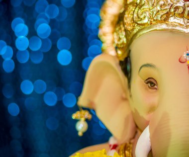 Tanrı Ganesha 'nın mavi Bokeh geçmişiyle kapatılmış.