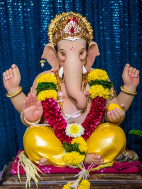 Mavi Bokeh arkaplanlı Lord Ganesha 'nın güzel heykeli