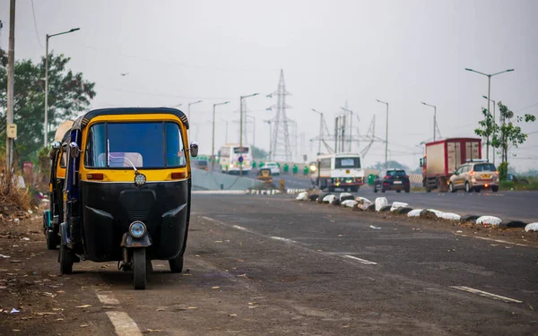 Traditioneel Zwart Geel Auto Rickshaws Straat Mumbai Indiaas Openbaar Vervoer — Stockfoto