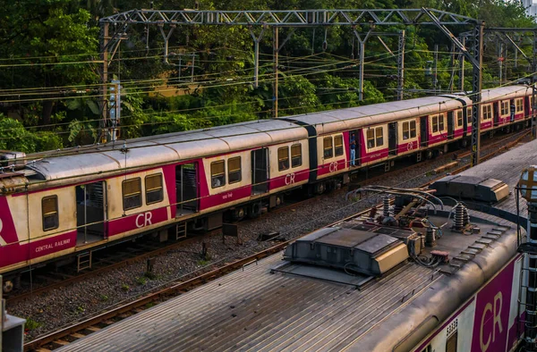 ムンバイ 2020年10月17日 世界で最も忙しい通勤鉄道システムの1つであるムンバイ郊外鉄道 夕日のムンバイの街並みとスカイライン — ストック写真