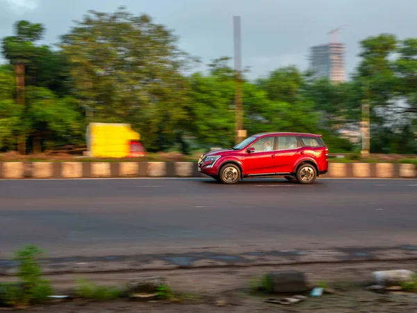MUMBAI, INDIA - 27 Eylül 2020: Mahindra XUV500 numaralı kırmızı araba