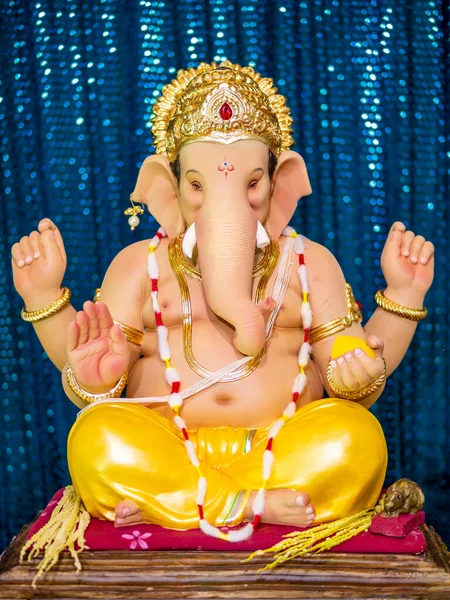 Gesloten Van Lord Ganesha Met Blauwe Bokeh Achtergrond — Stockfoto