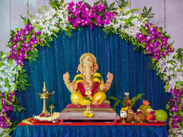 Lord Ganesha Dekoriert Mit Orchideenblumen — Stockfoto