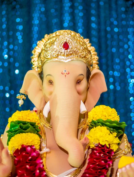 Chiuso Lord Ganesha Con Sfondo Blu Bokeh — Foto Stock