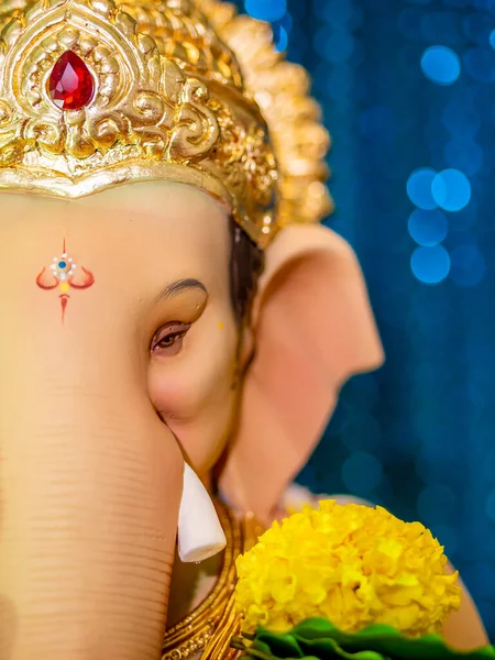 Gesloten Van Lord Ganesha Met Blauwe Bokeh Achtergrond — Stockfoto