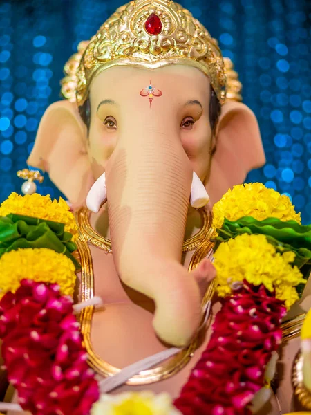 Piękny Posąg Pana Ganesha Niebieskim Tle Bokeh — Zdjęcie stockowe