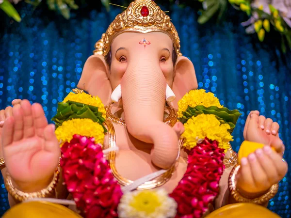 Mooi Standbeeld Van Lord Ganesha Met Blauwe Bokeh Achtergrond — Stockfoto