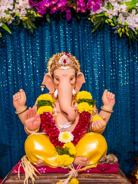 Mooi Standbeeld Van Lord Ganesha Met Blauwe Bokeh Achtergrond — Stockfoto