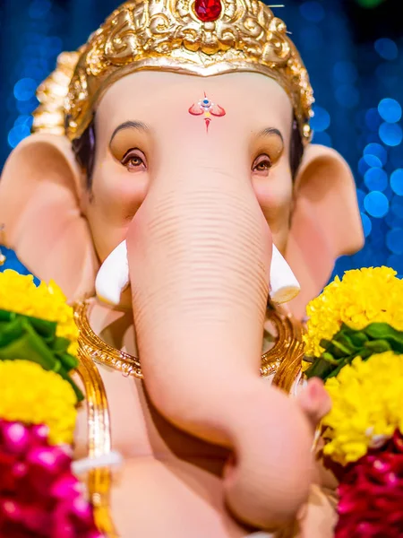 Mooi Standbeeld Van Lord Ganesha Met Blauwe Bokeh Achtergrond — Stockfoto