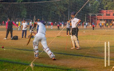 Mumbai, Hindistan - 20 Aralık 2020: Bombay 'da kriket yeteneklerini geliştirmek için vuruş talimi yapan kimliği belirsiz çocuk