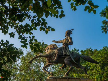 Mumbai, Hindistan - 20 Aralık 2020: Maratha 'nın yaratılışını oluşturan Hintli savaşçı kral Shivaji Maharaj' ın heykeli