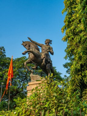 Mumbai, Hindistan - 20 Aralık 2020: Maratha 'nın yaratılışını oluşturan Hintli savaşçı kral Shivaji Maharaj' ın heykeli