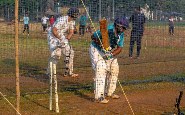 Mumbai Indien Dezember 2020 Unbekannte Jungen Üben Schläge Ihre Cricketfähigkeiten — Stockfoto