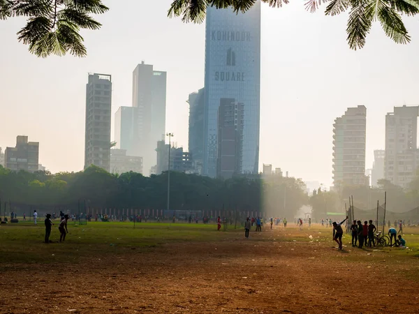 Mumbai, Hindistan - 20 Aralık 2020: Shivaji Parkı, Hindistan 'da kriket oyununun beşiği olarak bilinen bir parktır.