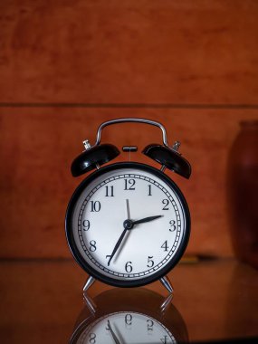 siyah antika ya da eski alarm saati