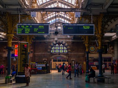 Mumbai, Hindistan - 7 Ocak 2021: Mumbai, Chhatrapati Shivaji Terminus 'un en işlek istasyonlarından birinde kimliği belirsiz kişiler. Covid-19 salgınından dolayı nispeten boş