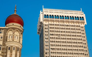 Mumbai, Hindistan - 7 Mart 2021: Hindistan 'ın Maharashtra bölgesindeki Colaba bölgesinde Büyük Miras Oteli Taj, Hindistan' ın Kapısı 'nın yanında yer alıyor..