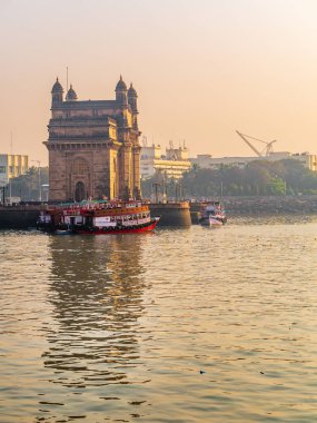 Mumbai, Hindistan - 7 Mart 2021: Hindistan 'ın Kapısı, 20. yüzyılın başlarında Mumbai şehrinde inşa edilen ve en çok ziyaret edilen turistik yer..
