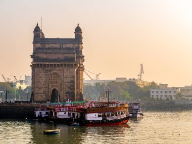 Mumbai, Hindistan - 7 Mart 2021: Hindistan 'ın Kapısı, 20. yüzyılın başlarında Mumbai şehrinde inşa edilen ve en çok ziyaret edilen turistik yer..