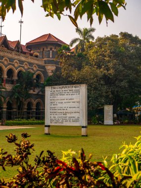 Bombay 'daki Hindistan anayasasıyla ilgili önemli bir mesajla kabartmalı bir duvar.