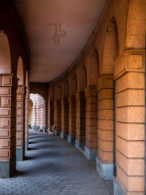 Mumbai Horniman Circle 'da sanatsal yaya tüneli. Mumbai 'de.