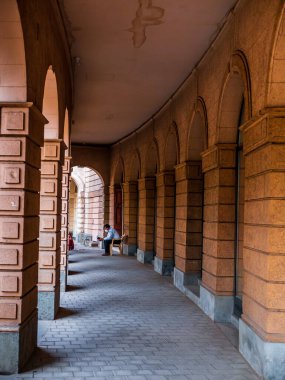 Mumbai, Hindistan - 7 Ocak 2021: Mumbai 'de Horniman Circle' daki sanatsal yaya geçidinde belirgin bir işaret taşıyan bir sandalyede oturan tanımlanamayan güvenlik çemberi.