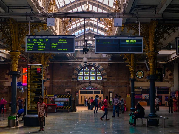 Mumbai, Hindistan - 7 Ocak 2021: Mumbai, Chhatrapati Shivaji Terminus 'un en işlek istasyonlarından birinde kimliği belirsiz kişiler. Covid-19 salgınından dolayı nispeten boş