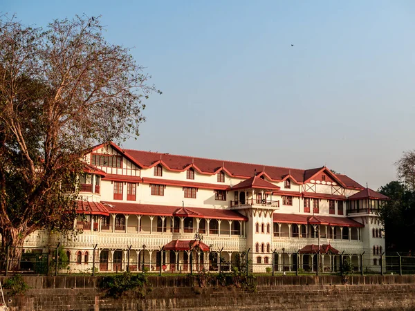Mumbai, Hindistan - 7 Ocak 2021: The Royal Bombay Yacht Club veya Old Yacht Club, Sömürge inşaatının yapıldığı başlıca erkek kulüplerinden biridir..
